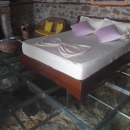 Nuci's Glass Floor * Tushemisht