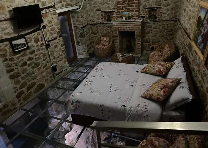 Nuci's Glass Floor * Tushemisht