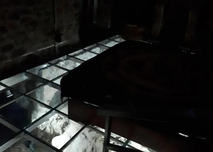 Nuci's Glass Floor Apartament Tushemisht